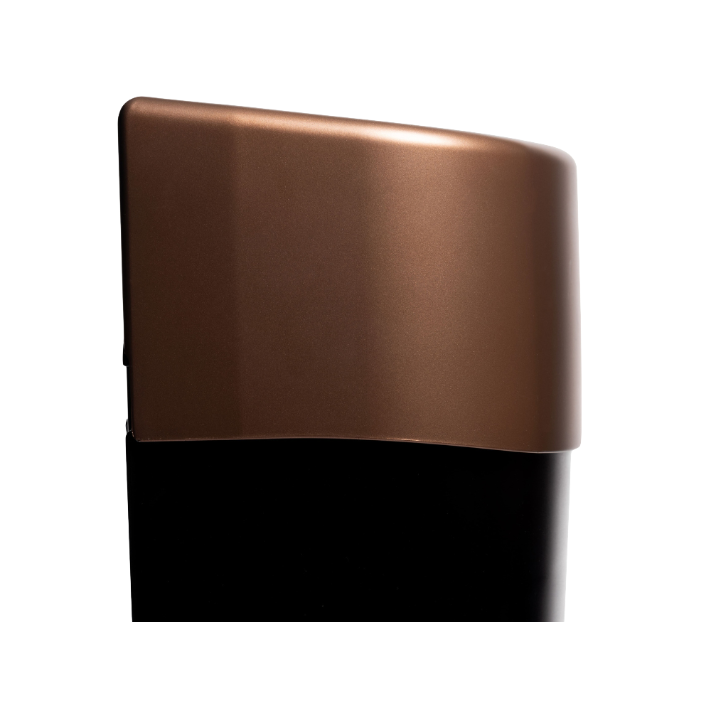 Nærbillede af myriad designer range affaldsbeholder i mat kobber. På billedet kan man se rammen som er i kobber og som holder posen på plads fra siden. Rammen har afrundede former.