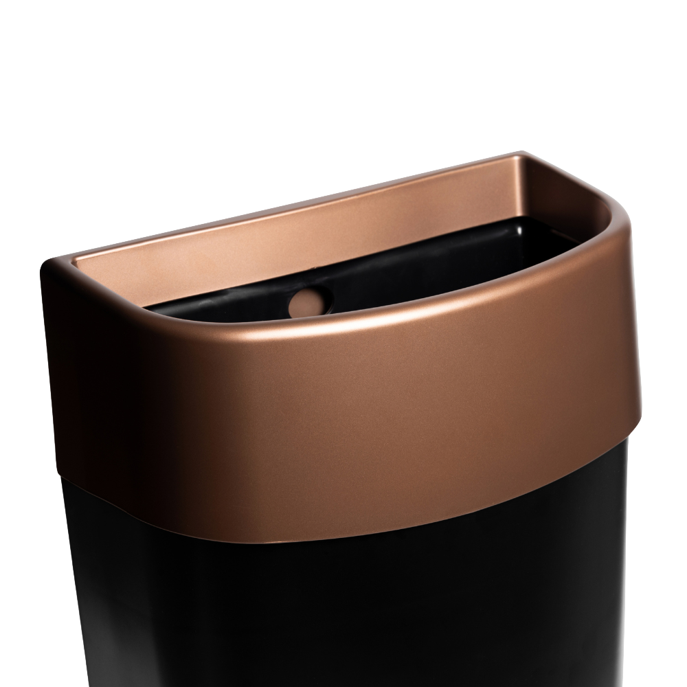 Nærbillede af myriad designer range affaldsbeholder i mat kobber. På billedet kan man se rammen som er i kobber og som holder posen på plads. Rammen har afrundede former.