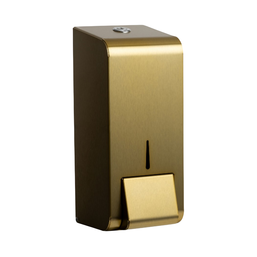 Produktbillede af opal sæbedispenser i guld finish. Sæbedispenseren er i stål og har et rektangulært udtryk og bløde kanter. I bunden af dispenseren går den ud, da det er her man skal trykke for at sæben kommer ud. Billedet er taget fra fronten/siden.