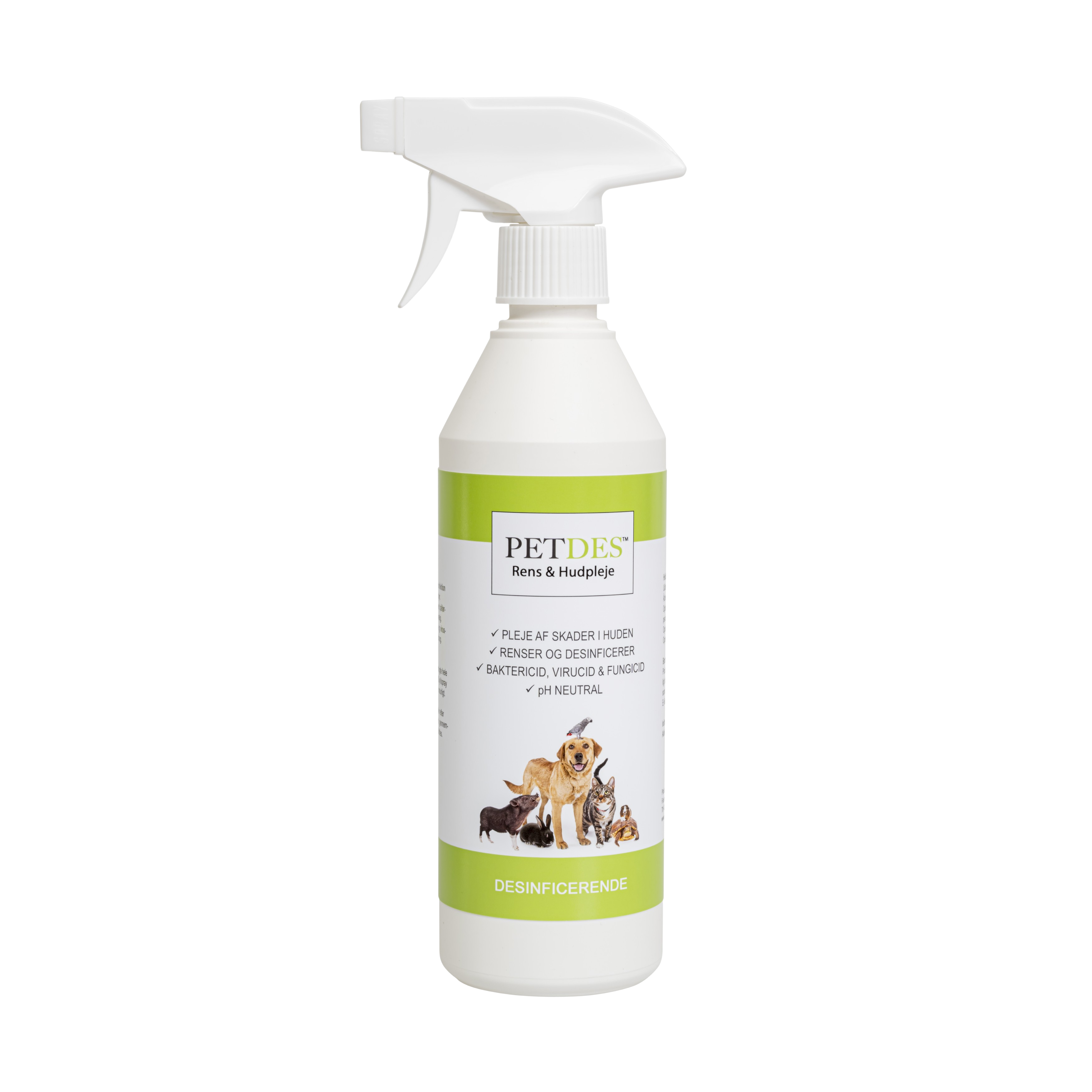 Produktbillede af PETDES 500ml rens og hudpleje. På billedet ses en hvid flaske med sprayhoved. På flasken er en label, som er grøn og hvid, og hvor der nederst på labelen en gruppe af dyr herunder hund, kat, gris. 